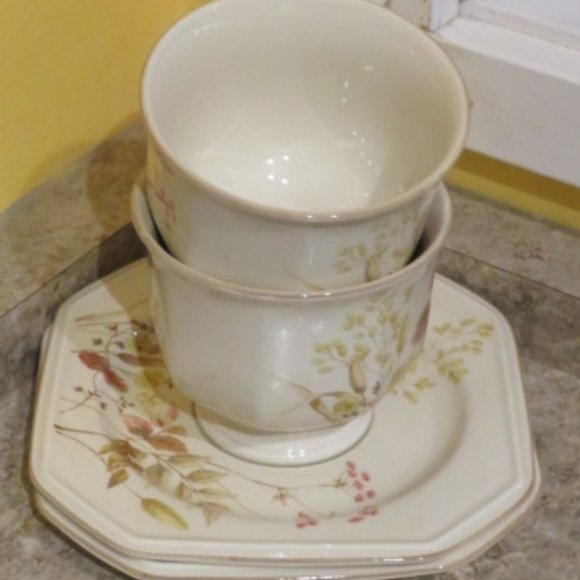 MIKASA Continental Ivory FERNDALE 2 Teacups 2 Saucers SET (K241) - Picture 2 of 9